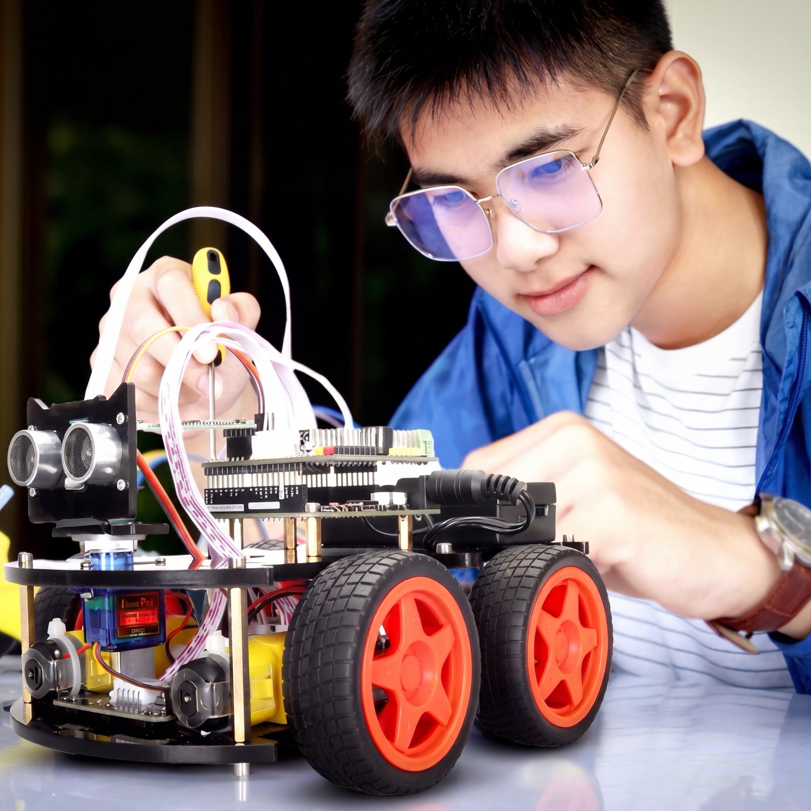 Jongen werkt aan de afgebouwde SyncGear robot met afstandssensor