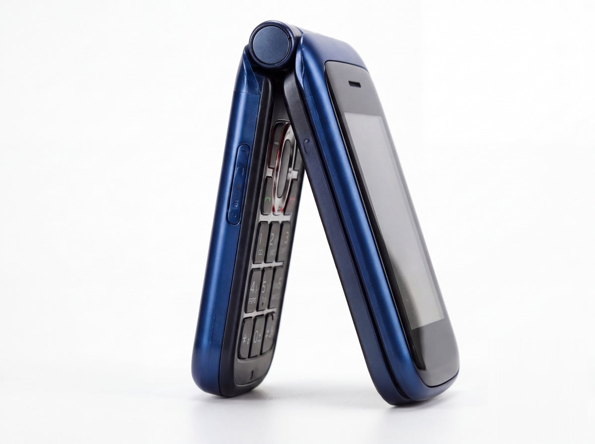 De SyncGear Flip GSM half opengeklapt, van opzij