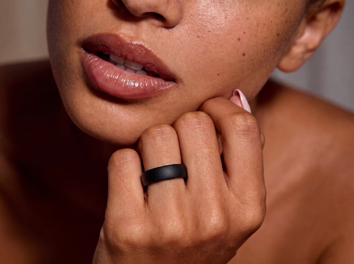 Vrouw draagt de SyncGear Smart Ring in matzwart