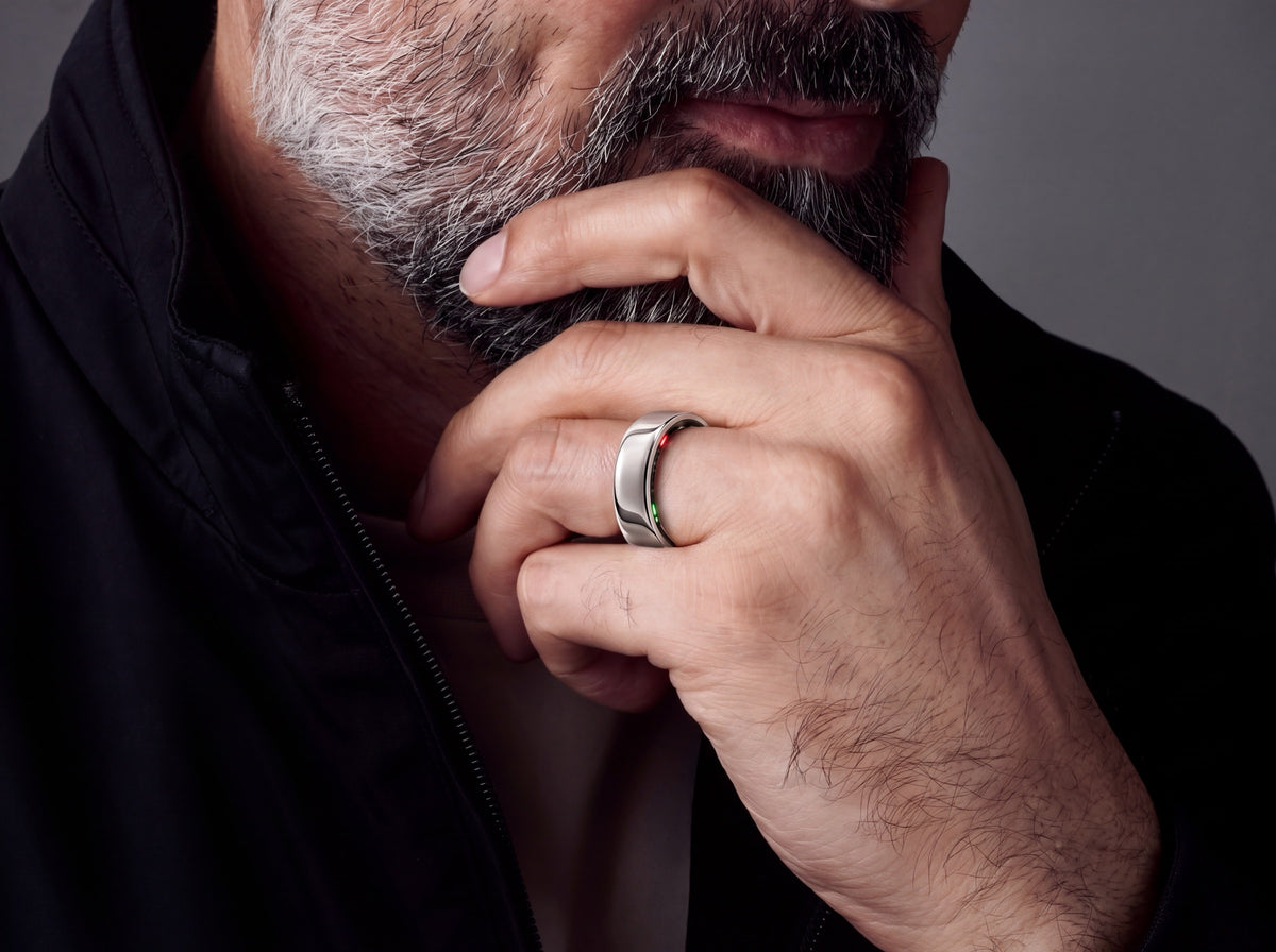 Man draagt de SyncGear Smart Ring in zilver