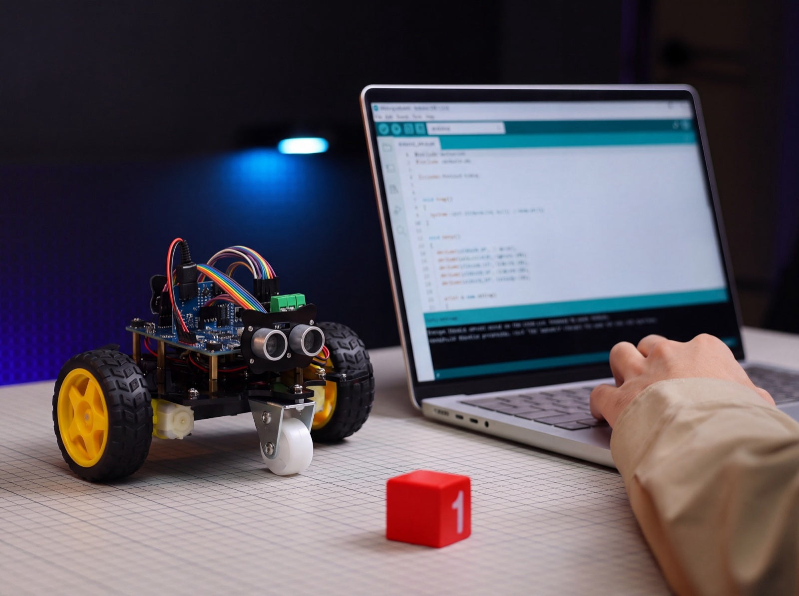 De SyncGear 2WD robot naast een laptop met het Arduino-programma open