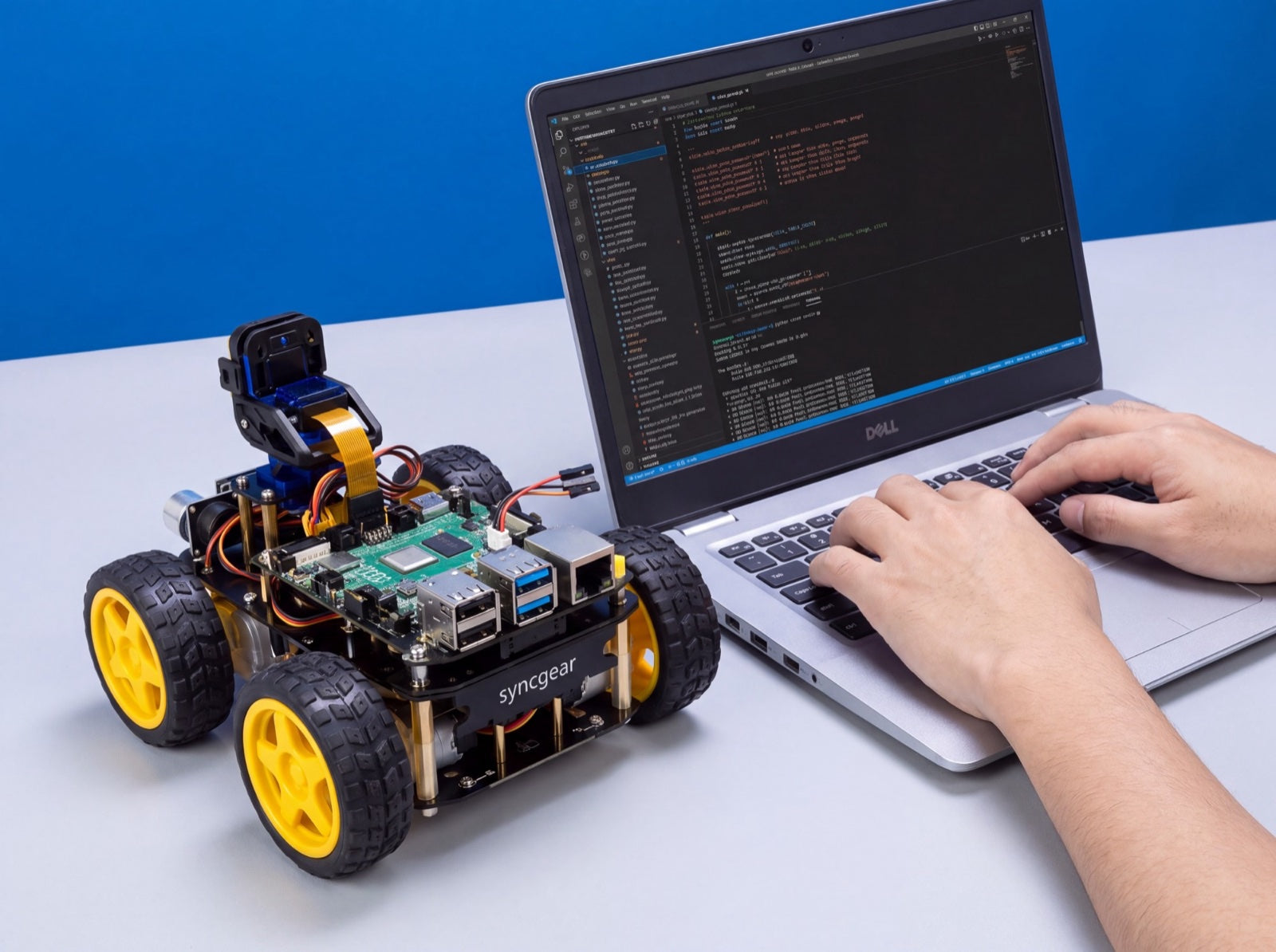 De robot naast een laptop waarop Python-code wordt geschreven